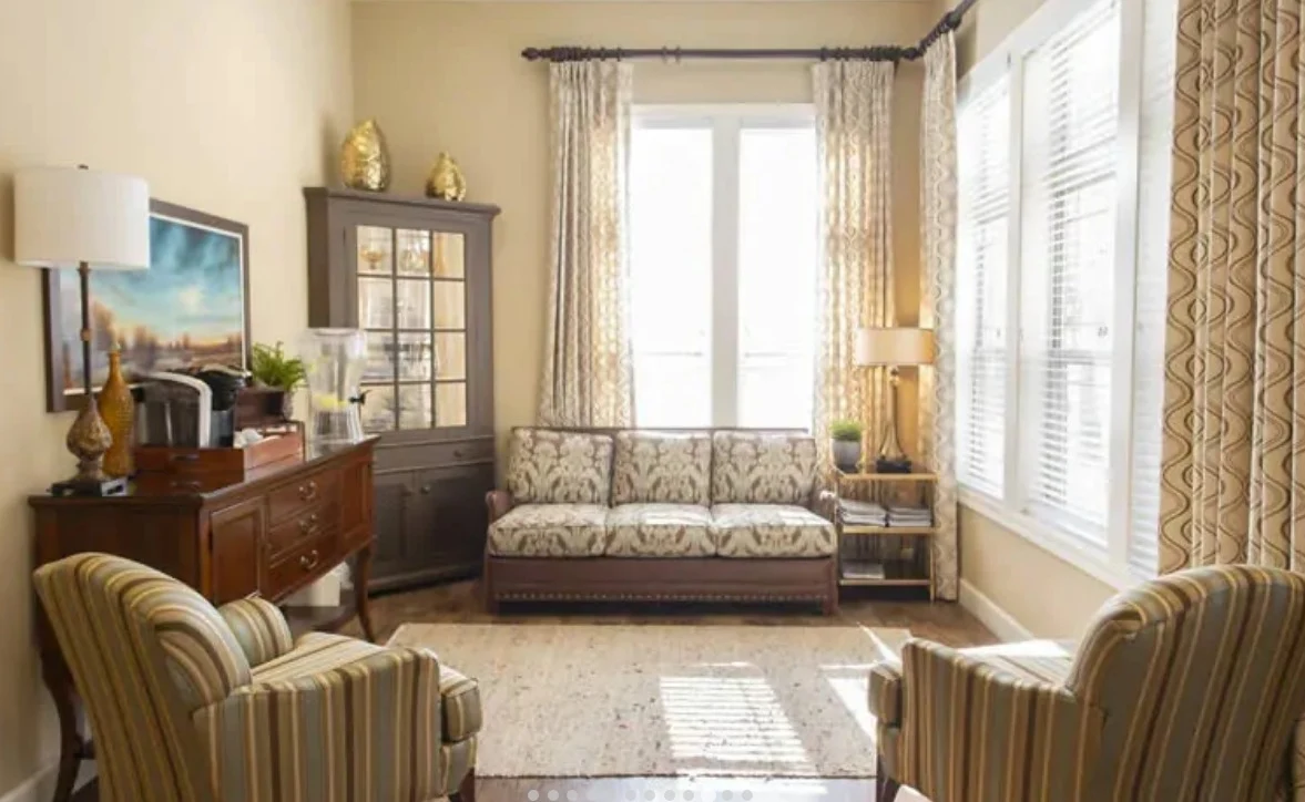 Azalea Gardens Senior Living community offering assisted living and memory care in Tallahassee, FL, common living room with refreshments