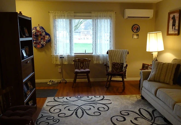 United Manor independent senior living in DeWitt, Iowa apartment living room