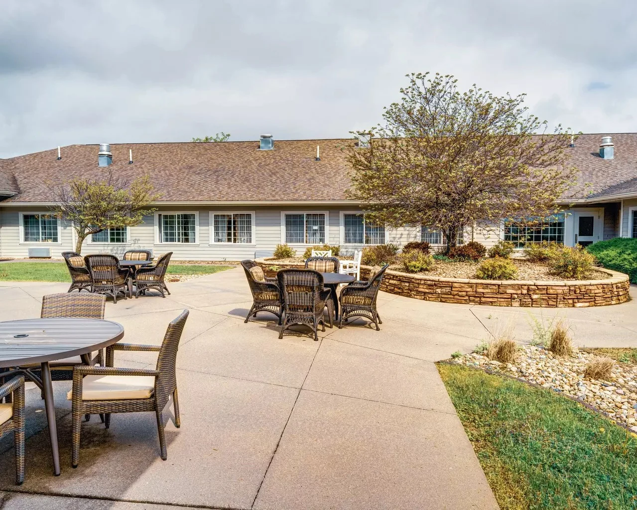 Image of Glen Oaks Alzheimer’s Special Care Center (3)