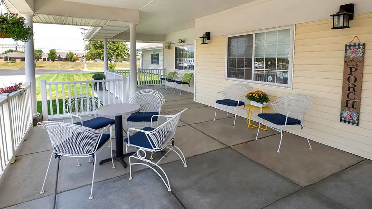 Pathfinder Senior Living in Fremont, NE, outdoor patio with seating