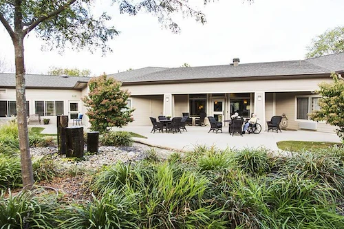Windsor Heights Senior Living, assisted living and memory care in Beachwood, OH, outdoor seating area