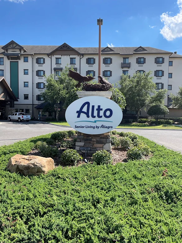 Alto Tavares, senior living community offering assisted living, memory care, and respite care in Tavares, FL, front exterior and community sign