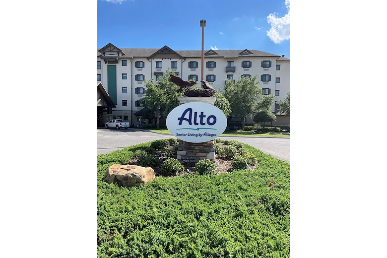 Alto Tavares, senior living community offering assisted living, memory care, and respite care in Tavares, FL, front exterior and community sign