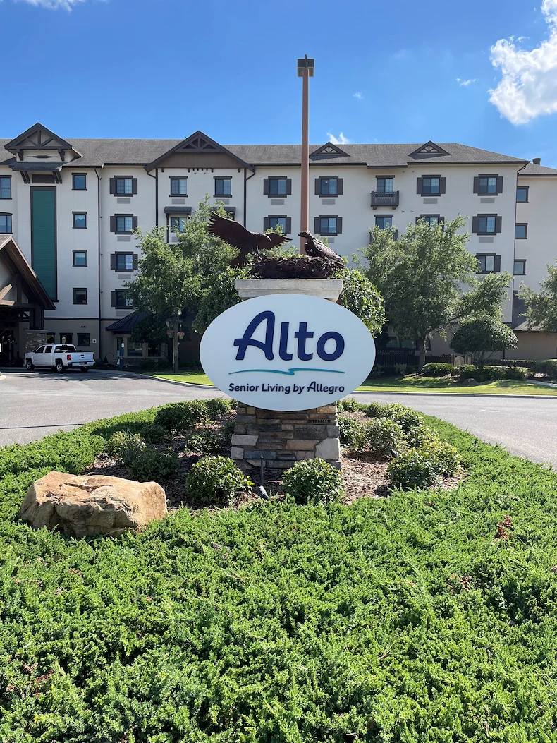 Alto Tavares, senior living community offering assisted living, memory care, and respite care in Tavares, FL, front exterior and community sign