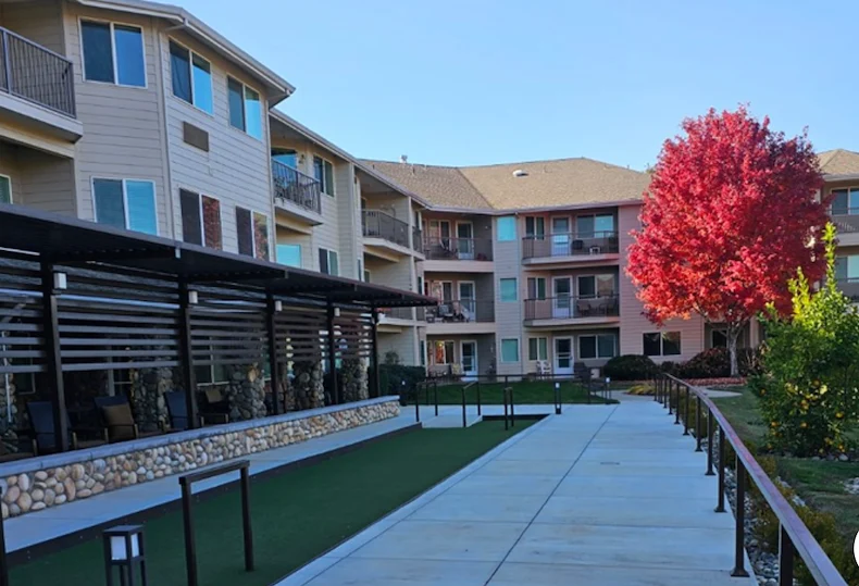 Image of Creekside Oaks Retirement Community (3)