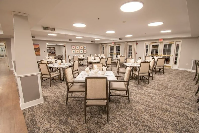 Avamere at Sandy senior living community offering assisted living, memory care, and respite care in Sandy, OR, dining room