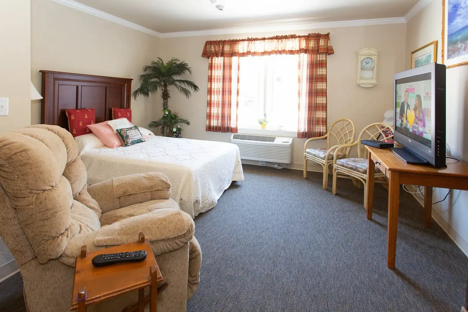 Image of Colonial Gardens Memory Care (8)