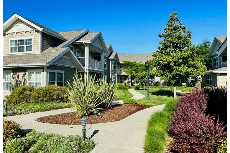 Camden Springs Gracious Retirement Living Hawthorn Senior Independent Living in Elk Grove, California outdoor walking paths