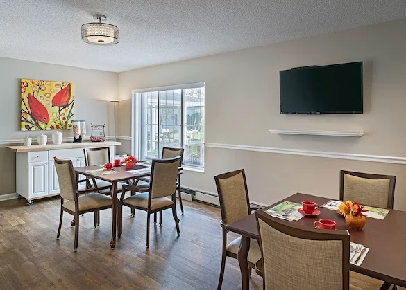 American House Farmington Hills, senior living community offering independent living, assisted living, memory care, and respite care in Farmington Hills, MI, casual dining area