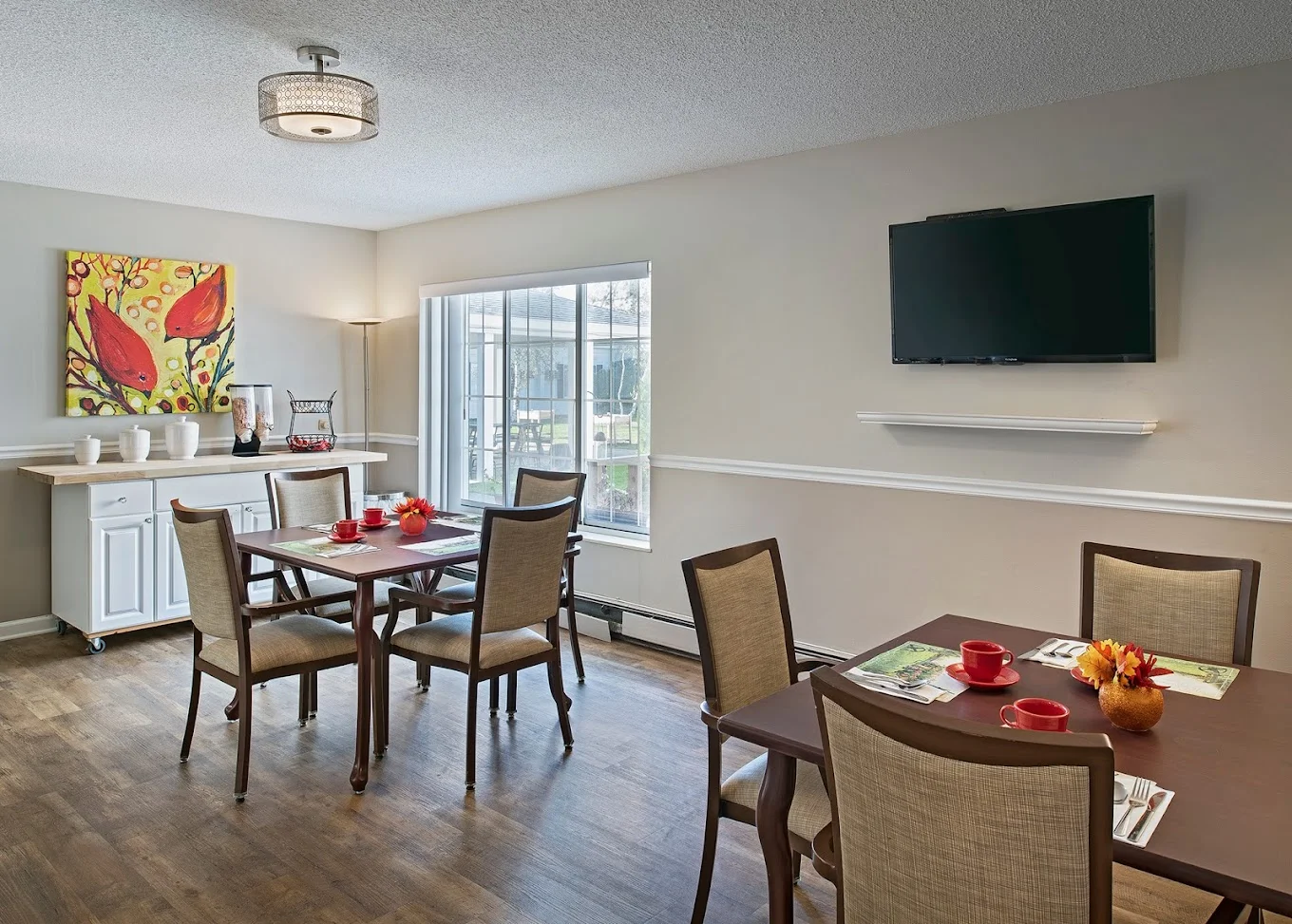 American House Farmington Hills, senior living community offering independent living, assisted living, memory care, and respite care in Farmington Hills, MI, casual dining area