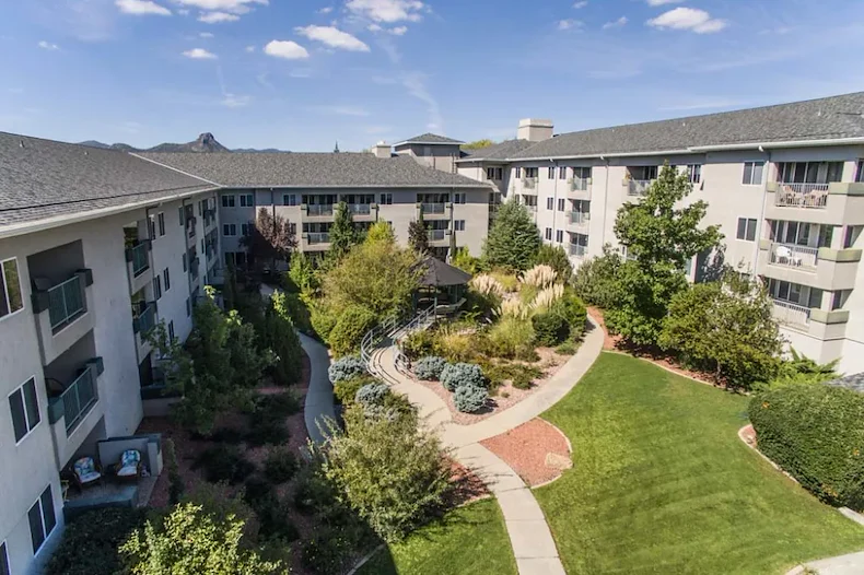 Las Fuentes Resort Village senior living in Prescott, AZ offering independent living, assisted living, and memory care, outdoor space and walking path