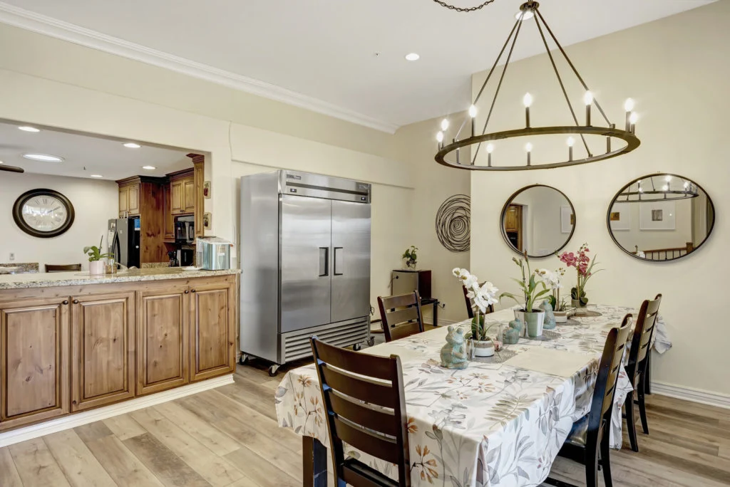 Image of Valencia at 19th Pl. #2 (6)