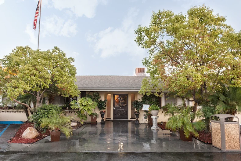 Image of La Mesa Healthcare Center (1)