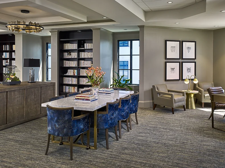 Corso Atlanta senior living community offering independent living, assisted living, memory care, and respite care in Atlanta, GA, library with cozy chair seating and table seating options