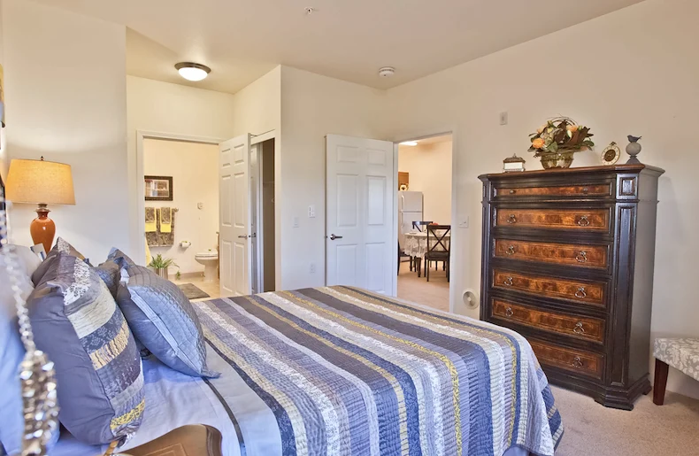 Pioneer Ridge Gracious Retirement Living Hawthorn Senior Independent Living in McKinney, Texas apartment bedroom