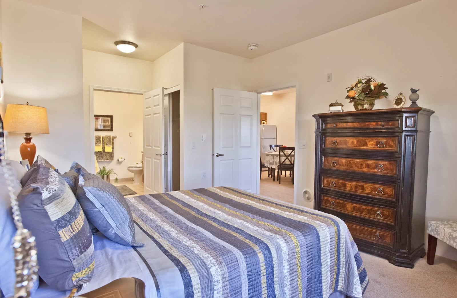 Pioneer Ridge Gracious Retirement Living Hawthorn Senior Independent Living in McKinney, Texas apartment bedroom