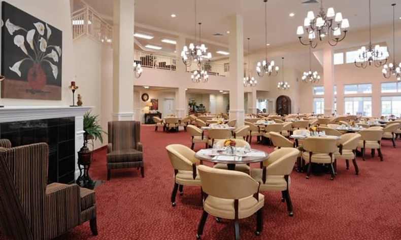 Whispering Pines Gracious Retirement Living Hawthorn Senior Independent Living in Raleigh, North Carolina dining room