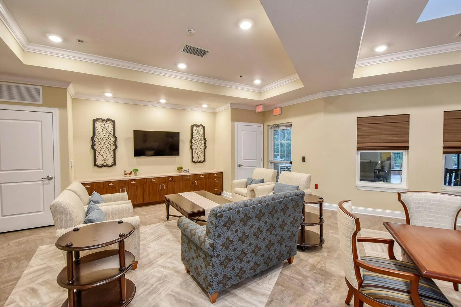 Anthem Lakes, senior living community offering independent living, assisted living, and memory care in Jacksonville, FL, common sitting area