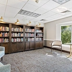Avamere at Mountain Ridge senior living community offering assisted living, memory care, and respite care in South Ogden, UT, library and cozy sitting area