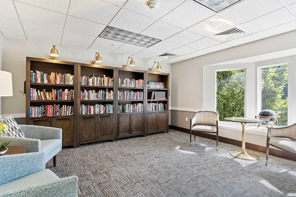 Avamere at Mountain Ridge senior living community offering assisted living, memory care, and respite care in South Ogden, UT, library and cozy sitting area