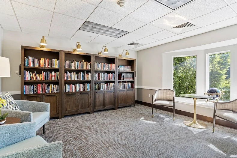 Avamere at Mountain Ridge senior living community offering assisted living, memory care, and respite care in South Ogden, UT, library and cozy sitting area