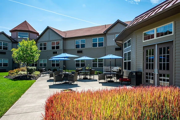 Beachwood Commons by New Perspective in Beachwood, OH, outdoor area with tables