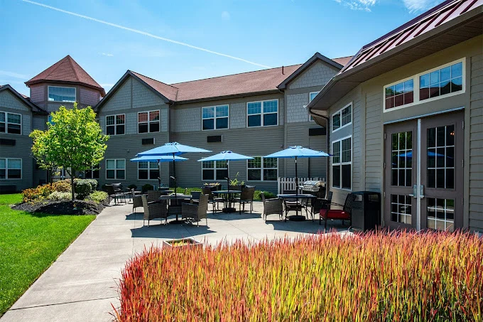 Beachwood Commons by New Perspective in Beachwood, OH, outdoor area with tables