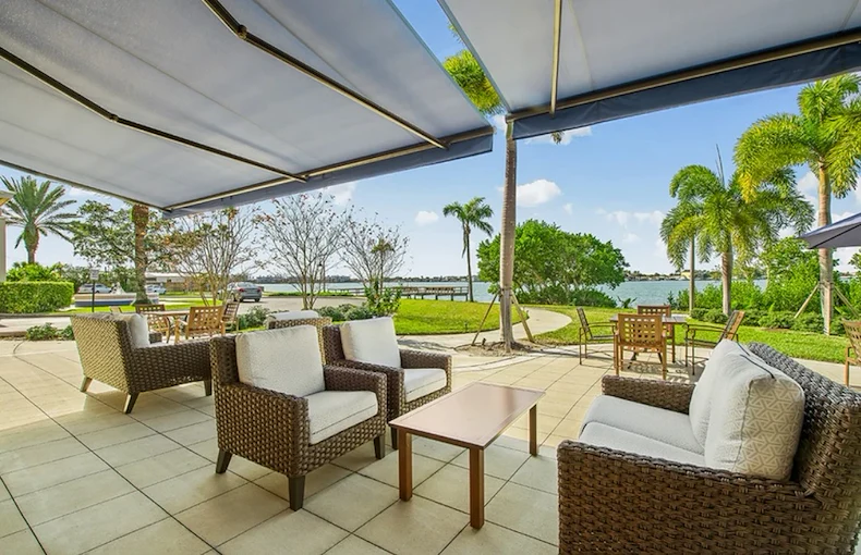 The Barclay at Pasadena outdoor space