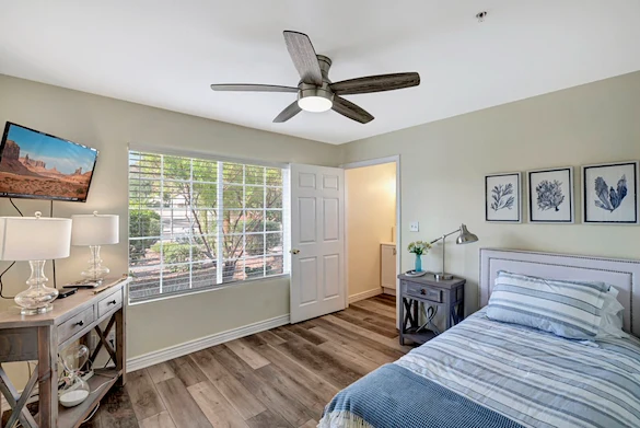 Image of Valencia at 19th Pl. #2 (7)