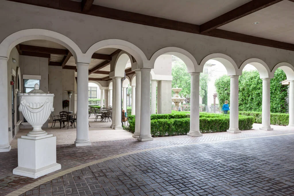Franklin Park at Sonterra rear patio with greenery
