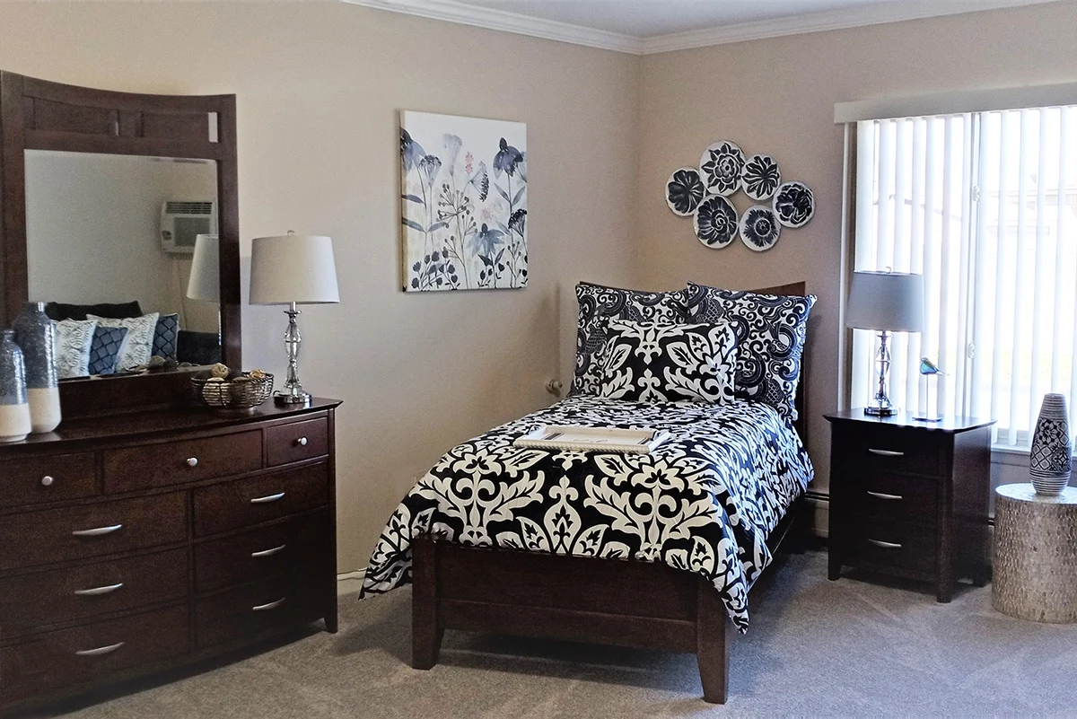 American House Sterling Heights, senior living community offering independent living and respite care in Sterling Heights, MI, apartment bedroom