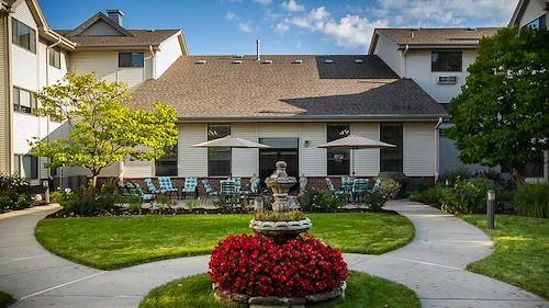 Richmont Village Independent Living Courtyard 