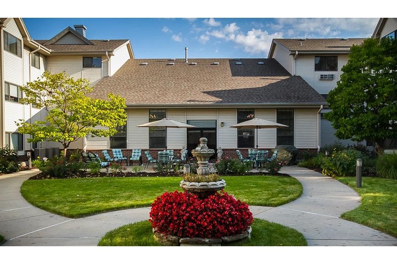 Richmont Village Independent Living Courtyard 