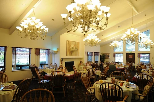 Image of Lakeside Manor (4)