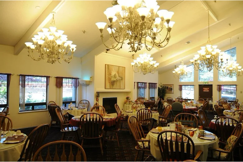 Image of Lakeside Manor (4)