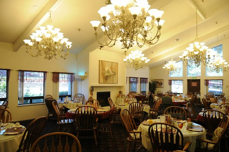 Image of Lakeside Manor (4)