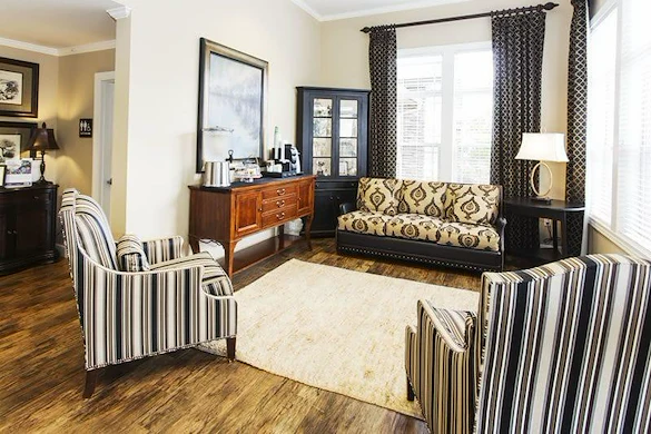 Windsor Heights Senior Living, assisted living and memory care in Beachwood, OH, comfortable sitting area