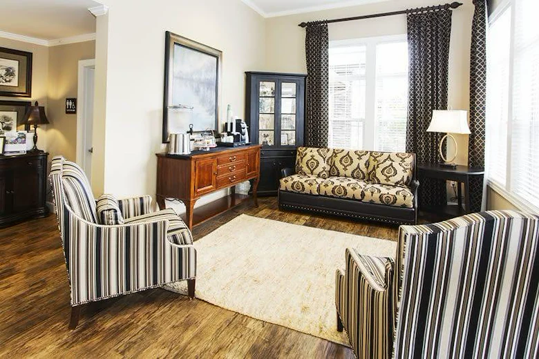 Windsor Heights Senior Living, assisted living and memory care in Beachwood, OH, comfortable sitting area