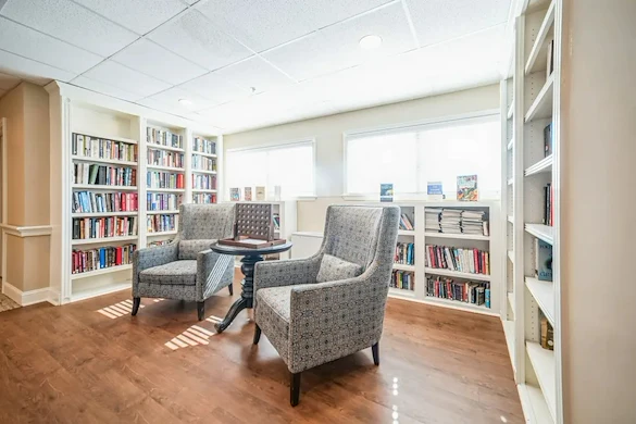 Barclay House of Tarboro senior living community offering independent living, assisted living, and memory care in Tarboro, NC, library with cozy seating