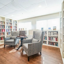 Barclay House of Tarboro senior living community offering independent living, assisted living, and memory care in Tarboro, NC, library with cozy seating