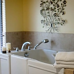 Partin Place Senior Living bathroom tub