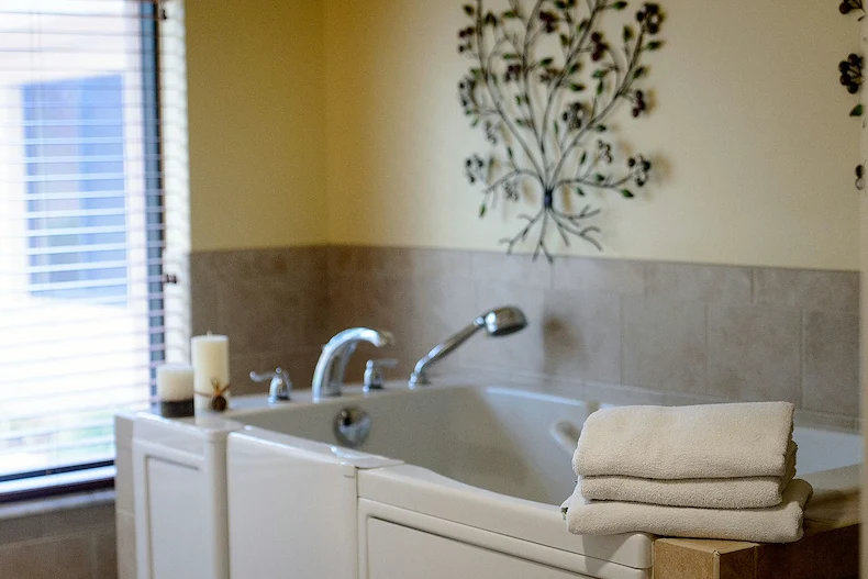 Partin Place Senior Living bathroom tub