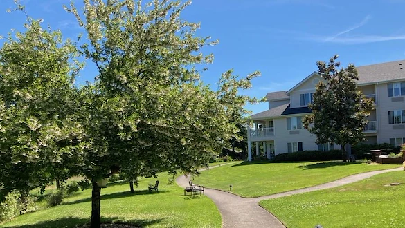 Somerset Lodge Gracious Retirement Living Hawthorn Senior Independent Living in Gladstone, Oregon outdoor walking path