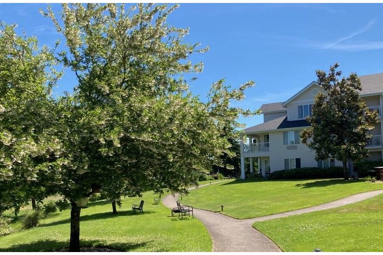 Somerset Lodge Gracious Retirement Living Hawthorn Senior Independent Living in Gladstone, Oregon outdoor walking path