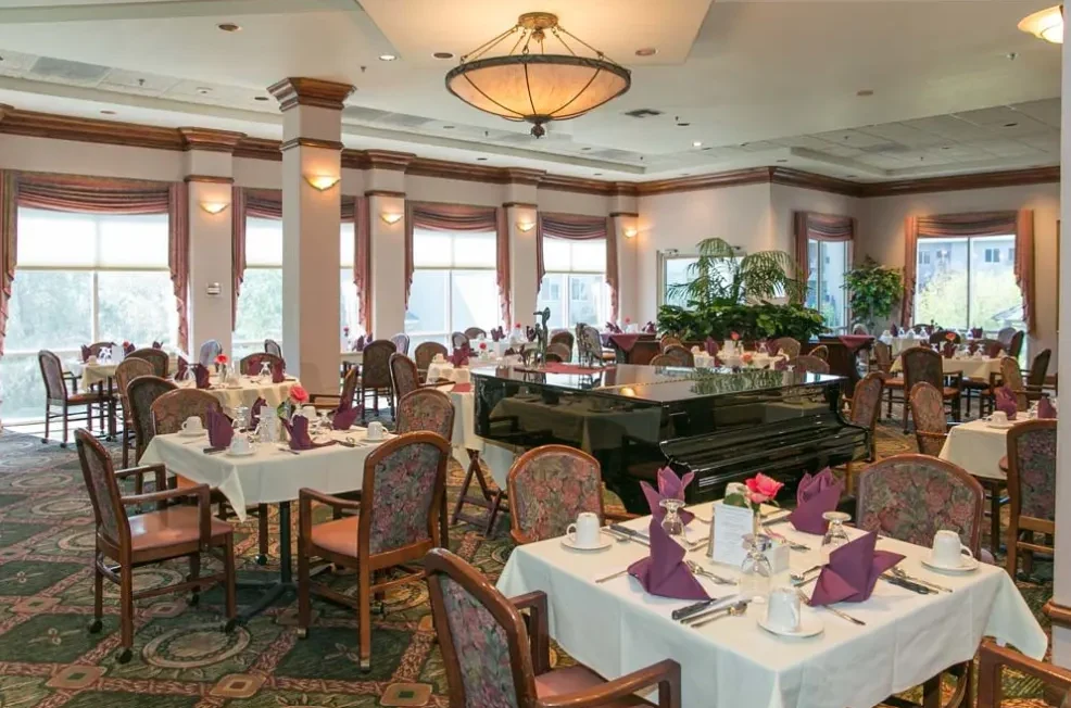 Independent living, assisted living, and memory care at Las Fuentes Resort Village in Prescott, AZ, dining room