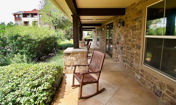 Active adult living and independent living at Watercrest at Mansfield in Mansfield, TX, outdoor covered sitting area