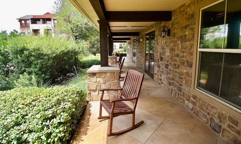 Active adult living and independent living at Watercrest at Mansfield in Mansfield, TX, outdoor covered sitting area