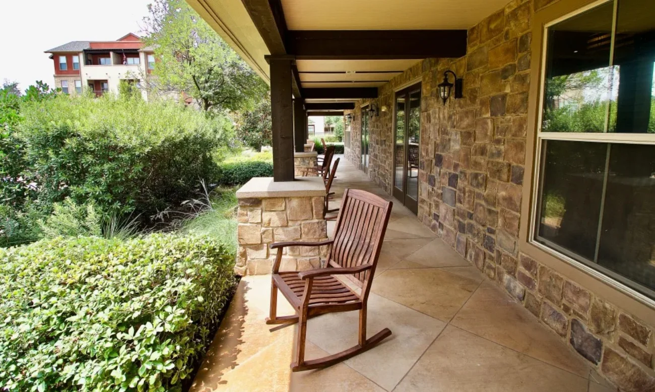 Active adult living and independent living at Watercrest at Mansfield in Mansfield, TX, outdoor covered sitting area