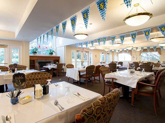 Avamere at St. Helens senior living community offering independent living, assisted living, memory care, and respite care in St. Helens, OR, dining room