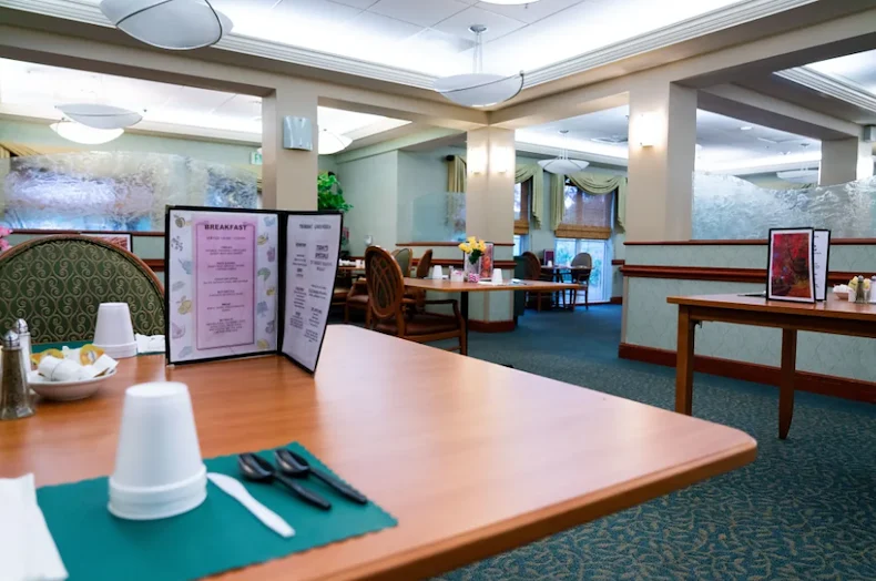 Lenox on the Lake senior living community offering assisted living and memory care in Lauderhill, FL, dining room